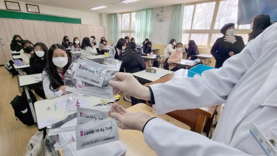 지난달 2일 오전 울산 북구 달천중학교 학생들이 보건교사로부터 신속항원검사 사용법 설명을 듣고 있다. 뉴시스 제공