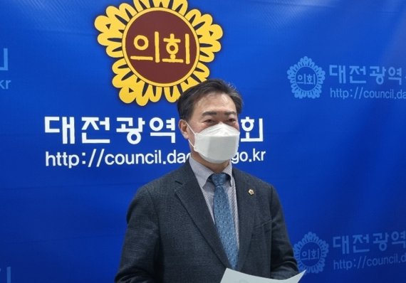 남진근 대전시의원이 12일 시의회 기자실에서 동구 학교시설의 복합화를 추진하겠다며 2호 공약을 발표하고 있다.© 뉴스1