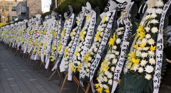 충북도청 서문 주변 인도에 국민의힘 김영환, 이혜훈 충북지사 예비후보의 출마를 반대하는 내용이 담긴 근조화환이 설치돼 있다./뉴스1 © News1 김용빈 기자