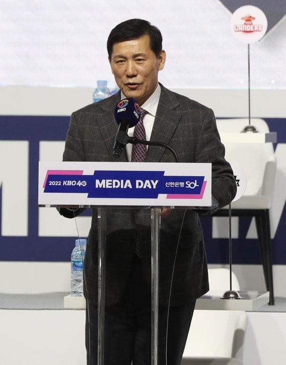 [서울=뉴시스] 추상철 기자 = 2022 신한은행 SOL KBO 미디어데이가 열린 31일 오후 서울 용산구 그랜드 하얏트 호텔 그랜드 볼룸에서 허구연 KBO총재가 인사말을 하고 있다. 2022.03.31. scchoo@newsis.com