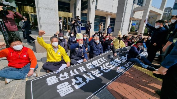 [울산=뉴시스] 배병수 기자 = 민주노총 공공운수노조 울산본부 관계자들이 지난달 24일 오전 울산시청 햇빛광장에서 신도여객 사태 해결을 촉구하며 구호를 외치고 있다. 2022.03.24. bbs@newsis.com