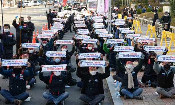 [울산=뉴시스] 배병수 기자 = 민주노총 공공운수노조 조합원들이 지난해 12월 2일 오후 울산시청 정문 앞에서 신도여객 사태 해결을 촉구하며 영남권 결의대회를 진행하고 있다. 2021.12.02. bbs@newsis.com