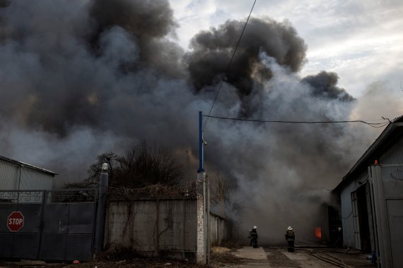 11일 (현지시간) 우크라이나 하르키우에서 러시아 군의 포격을 받아 공장서 검은 연기가 치솟고 있다. © 로이터=뉴스1