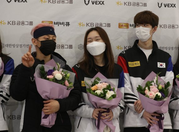 국제빙상경기연맹(ISU) 세계선수권대회를 마친 대한민국 쇼트트랙 국가대표팀 곽윤기(왼쪽부터), 최민정, 이준서가 12일 오후 인천국제공항 제1여객터미널을 통해 귀국해 대화를 나누고 있다. 2022.4.12/뉴스1 © News1 신웅수 기자