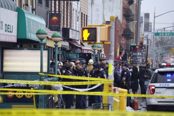 12일(현지시간) 미국 뉴욕 브루클린 36번가 지하철 역에서 경찰들이 총기 난사 사건 입구 주변을 통제하고 있다.AP뉴시스