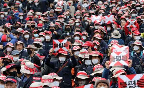 전국민주노동조합총연맹(민주노총)의 전국노동자대회 집회가 열린 지난해 11월13일 오후 서울 동대문역 사거리에서 참가자들이 손 피켓을 찢는 퍼포먼스를 하고 있다./사진=뉴시스