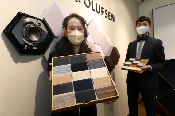 12일 서울 강남구 뱅앤올룹슨 압구정 플래그십 스토어에서 관계자들이 비스포크 프로그램에 사용되는 샘플을 소개하고 있다.. 2022.4.12/뉴스1 © News1 이승배 기자