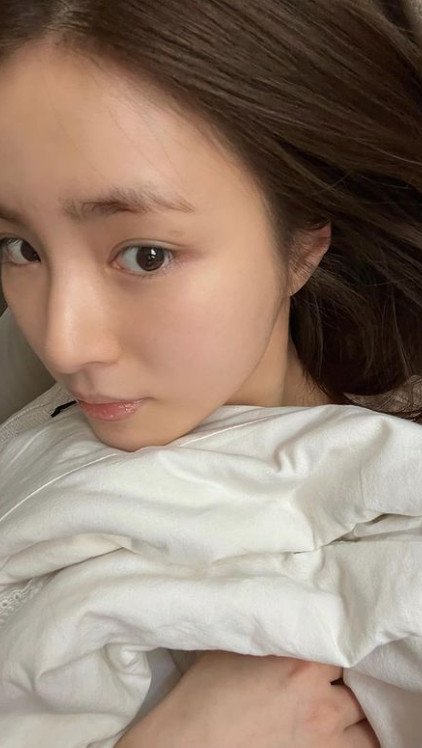 Shin Se Kyung, uma selfie nua na cama... uma beleza brilhando na azáfama [N샷]