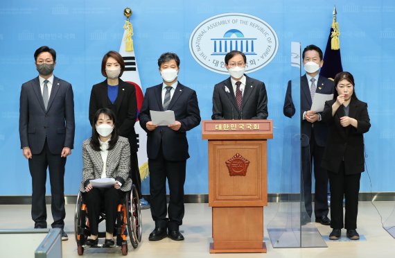 국회 보건복지위 여당 간사인 김성주(오른쪽 세 번째) 더불어민주당 의원과 보건복지위 소속 의원들이 13일 오전 서울 여의도 국회 소통관에서 정호영 보건복지부 장관 후보자 지명 철회 촉구 기자회견을 하고 있다.