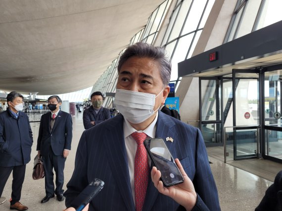 [워싱턴=뉴시스]김난영 기자=윤석열 대통령 당선인 측 박진 한·미 정책협의대표단장이 10일(현지시간) 방미 일정을 마치고 귀국편에 오르기 전 특파원들과 만나 방미 성과를 설명하고 있다. imzero@newsis.com 2022.04.10.
