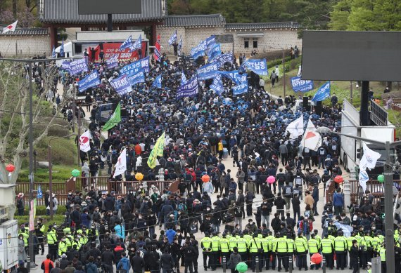 민주노총 조합원들이 13일 오후 서울 종로구 종묘광장공원에서 열린 '차별없는 노동권, 질좋은 일자리 쟁취 결의대회'에 참석하기 위해 집결하고 있다. /사진=뉴스1