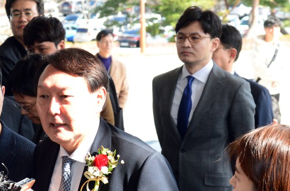 [부산=뉴시스] 하경민 기자 = 윤석열 대통령 당선인이 검찰총장이던 당시 일선 검사들과 간담회를 갖기 위해 지난 2020년 2월13일 오후 부산 연제구 부산고검·지검을 방문해 소감을 밝히고 있는 가운데 한동훈 당시 부산고검 차장검사가 뒤따르고 있다. 2020.02.13. yulnetphoto@newsis.com