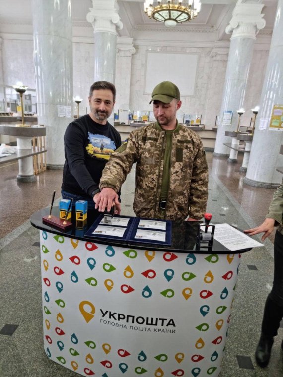 [서울=뉴시스] 러시아에 포로로 잡혔던 우크라이나 병사 로먼 흐리보우(오른쪽)가 12일(현지시간) 우크라이나 우정국의 우표 공개 기념식에 참석했다. 흐리보우는 흑해 즈미니섬에서 러시아 군함에 "꺼지라"고 말하며 항전하다 포로로 붙잡혔고, 지난달 풀려났다. (사진=우크라이나 우정국 페이스북 화면 캡처) 2022.04.13. *재판매 및 DB 금지