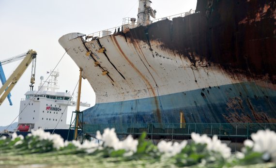 [목포=뉴시스] 이영주 기자 = 10일 오후 전남 목포시 달동 목포신항만에 세워진 세월호 앞에 참사 유가족들이 두고 간 국화꽃들이 놓여있다. 2022.04.10. leeyj2578@newsis.com