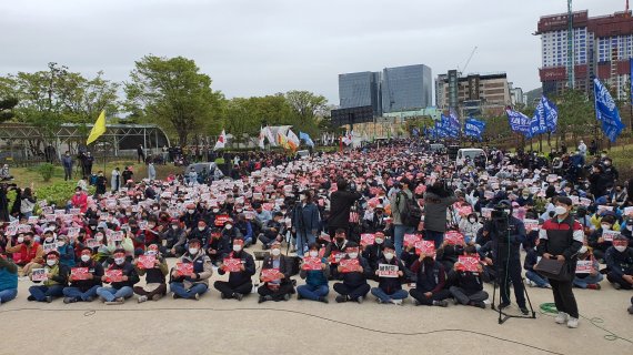 13일 오후 3시 서울시 종로구 종묘공원에서 민주노총이 결의대회를 열었다. /사진=노유정 기자