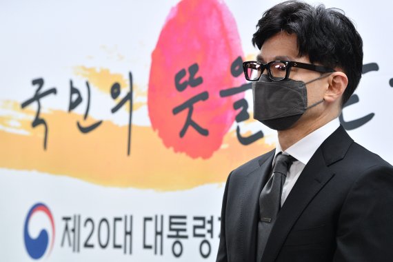 [서울=뉴시스] 인수위사진기자단 = 한동훈 법무부 장관 후보자가 13일 서울 종로구 통의동 인수위 브리핑룸에서 윤석열 대통령 당선인의 2차 내각 인선 발표를 듣고 있다. 2022.04.13. photo@newsis.com