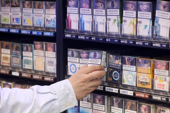 [서울=뉴시스] 조성우 기자 = 보건복지부가 담뱃갑에 새롭게 표기할 흡연 경고그림 및 문구를 바꾸기로 했다고 13일 밝혔다. 새로 선정된 경고그림은 건강 위험에 대한 표현을 주제별 특성에 맞게 강화했고, 경고문구도 흡연으로 발생할 수 있는 질병 및 건강위험을 명확하고 간결하게 강조했다. 13일 오후 서울 시내 한 편의점에 흡연 경고그림이 그려진 담배가 진열돼 있다. 2022.04.13. xconfind@newsis.com