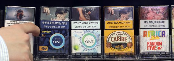 [서울=뉴시스] 조성우 기자 = 보건복지부가 담뱃갑에 새롭게 표기할 흡연 경고그림 및 문구를 바꾸기로 했다고 13일 밝혔다. 새로 선정된 경고그림은 건강 위험에 대한 표현을 주제별 특성에 맞게 강화했고, 경고문구도 흡연으로 발생할 수 있는 질병 및 건강위험을 명확하고 간결하게 강조했다. 13일 오후 서울 시내 한 편의점에 흡연 경고그림이 그려진 담배가 진열돼 있다. 2022.04.13. xconfind@newsis.com