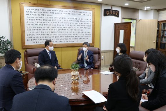 부산지방병무청 윤주봉 청장(가운데 오른쪽)이 부산시교육청을 방문해 김석준 부산시교육감(가운데 왼쪽)과 사회복무요원 소요 확대와 병역진로설계지원 사업 등에 대해 의견을 나누고 있다./제공=부산지방병무청