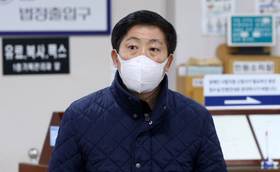 [서울=뉴시스] 홍효식 기자 = '미허가 기부금 모집' 혐의로 기소된 박상학 자유북한운동연합 대표가 지난 8일 오전 서울 서초구 서울중앙지법에서 열리는 선고 공판에 출석하고 있다. 2022.03.08. yesphoto@newsis.com /사진=뉴시스