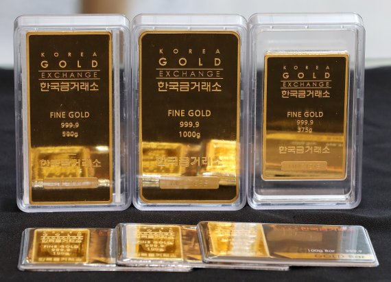 13일 오후 서울 종로구 한국금거래소에서 골드바를 선보이고 있다. '안전 피난처' 또는 '안전 자산'으로 불리는 금 가격이 인플레이션과 러시아-우크라이나 전쟁 장기화로 상승세가 계속되고 있다. 이날 한국거래소에 따르면 금시세는(3.75g기준, 살때) 331,000원으로 1년 전인 21년 4월13일 271,500원보다 59,500원(22%) 오른 가격을 보이고 있다. 2022.04.13/뉴스1 © News1 박세연 기자