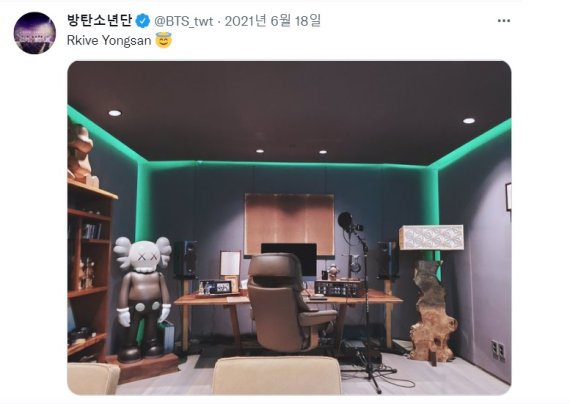 [서울=뉴시스]BTS 작업실에 놓인 반가사유상 미니어처.(사진=BTS 트위터)