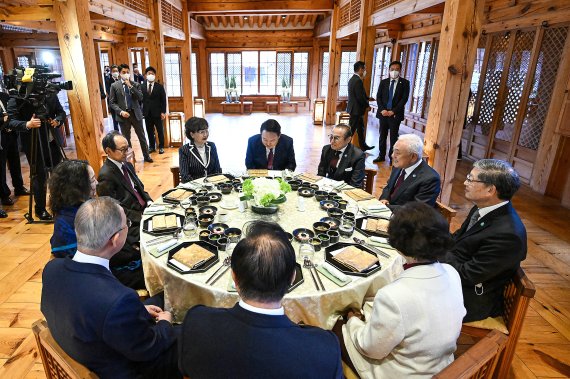 윤석열 대통령 당선인이 13일 서울 성북구 한국가구박물관에서 대통령직인수위원회 국민통합위원회 김한길 위원장 주최로 열린 각계 분야의 국가 원로들에게 국정 전반에 대한 고견을 듣는 '경청식탁, 지혜를 구합니다' 행사에 참석해 인사를 하고 있다. 참석자는 문정희 동국대 교수, 김황식 전 총리, 신낙균 전 여성유권자연맹회장, 정대철 소강육영재단 이사장, 윤 당선인, 신영균 국민의힘 상임고문회 회장, 김명자 전 환경부 장관, 반기문 전 유엔사무총장, 전윤철 전 공정거래위원장 사진=서동일 기자