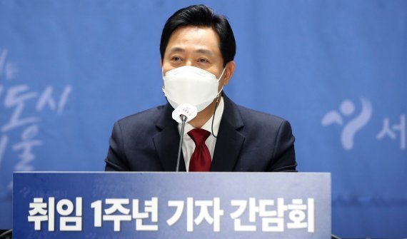 오세훈 서울시장이 12일 오전 서울 중구 서울시청 대회의실에서 '취임 1주년 기자 간담회'에서 사대문안 높이제한 해제 방침을 밝히고 있다. 사진=뉴시스