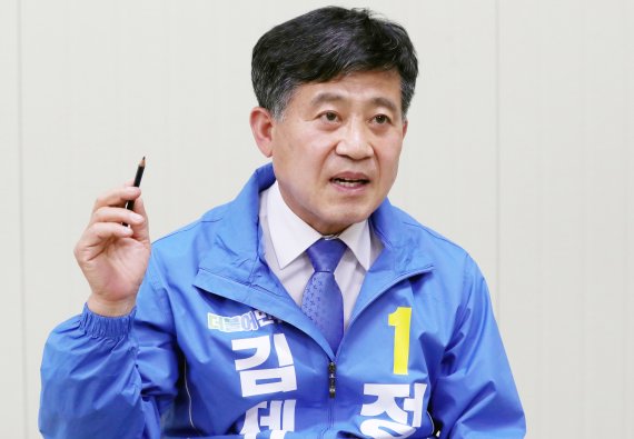 정성주 김제시장 예비후보가 선거 사무실에서 뉴스1 전북취재본부와 인터뷰를 하고 있다. /뉴스1 © News1 유경석 기자