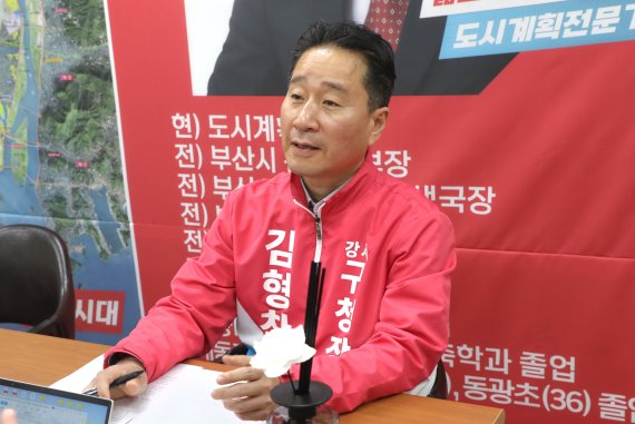 부산 강서구청장 예비후보인 김형찬 전 부산시 건축주택국장이 13일 <뉴스1>과 인터뷰를 하고 있다.2022.4.13/© 뉴스1