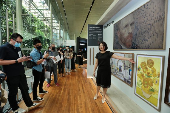 지난 13일 싱가포르 국립미술관에서 방문객들이 라이프스타일 TV '더 프레임'을 체험하고 있다. 삼성전자 제공