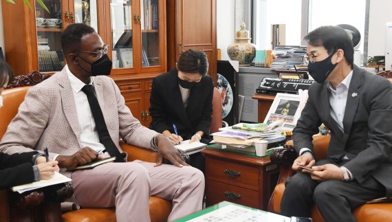 [서울=뉴시스] 최동준 기자 = 방한 중인 가딘 가필드 넷플릭스 공공정책 수석부사장이 3일 서울 여의도 국회 과학기술정보방송통신위원회에서 이원욱 위원장과 대화하고 있다. (공동취재사진) 2021.11.03. photo@newsis.com