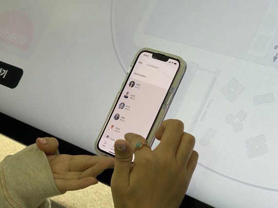 모바일 앱을 통해서도 거점오피스 좌석 예약이 가능하며, 동료들의 업무 공간을 확인할 수 있다. 2022.4.14/뉴스1 © News1 이기범 기자