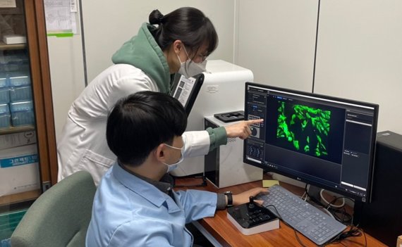 한국기초과학지원연구원(KBSI) 연구장비개발부 김정아 박사팀이 뼈모사칩에 대한 이미지 분석실험을 진행하고 있다. KBSI 제공