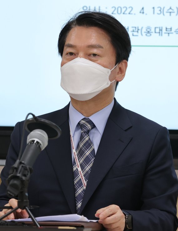 [서울=뉴시스] 인수위사진기자단 = 안철수 대통령직인수위원장이 13일 서울 마포구 홍익대학교 사범대학 부속 여자고등학교에서 열린 코로나 방역대책 관련 학교 현장 방문 간담회에서 발언하고 있다. 2022.04.13. photo@newsis.com