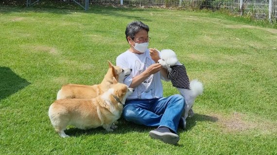 강기정 광주광역시장 예비후보가 반려동물 놀이시설을 방문해 강아지들과 즐거운 시간을 보내고 있다.사진=강기정 예비후보 선대본부 제공