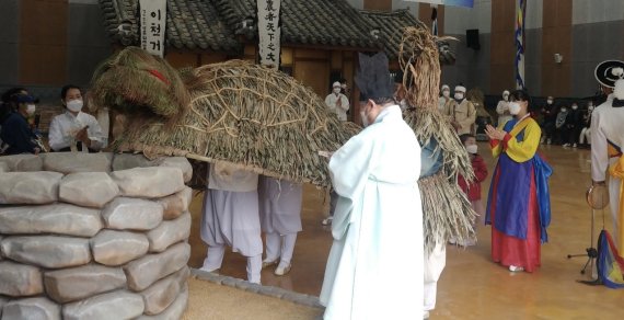 지난 10일 이천 무형문화재 전수교육관에서 진행된 이천 거북놀이 공연 모습.(이천시 제공) © News1