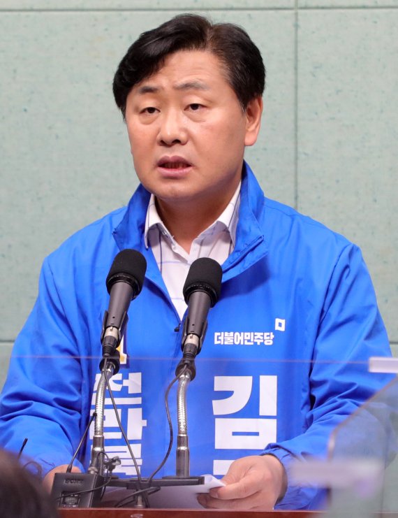 전북도지사 출마를 선언한 김관영 전 국회의원이 11일 전북 전주시 전북도의회에서 긴급 기자회견을 하고 있다. 2022.4.11/뉴스1 © News1 유경석 기자