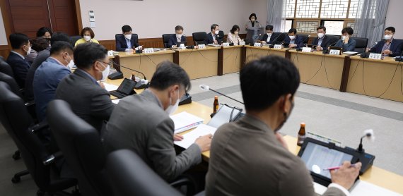 함평군은 14일 군청 소회의실에서 이병용 함평군수 권한대행 주재로 지방소멸대응기금 사업 발굴 보고회와 2023년도 국고지원 건의사업 예산 확보활동 결과보고회를 가졌다.사진=함평군 제공