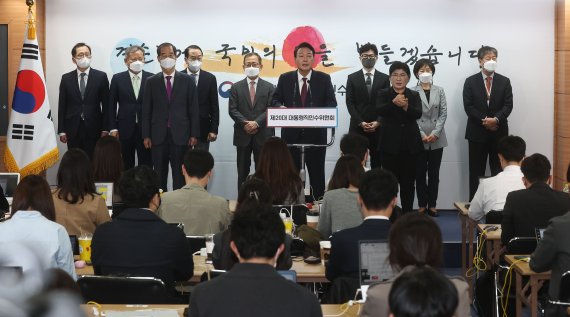 [서울=뉴시스] 인수위사진기자단 = 윤석열 대통령 당선인이 13일 서울 종로구 통의동 인수위 브리핑룸에서 2차 내각 발표를 하고 있다. 왼쪽부터 조승환 해양수산부 장관, 이상민 행정안전부 장관, 한덕수 국무총리 후보자, 권영세 통일부 장관, 김인철 사회부총리 겸 교육부 장관, 윤 당선인, 한동훈 법무부 장관 후보자, 수화통역사, 한화진 환경부 장관, 김대기 대통령 비서실장 후보자. 2022.04.13. photo@newsis.com