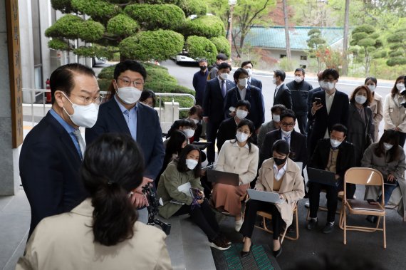 권영세 통일부 장관 후보자가 14일 오전 서울 종로구 남북회담본부에 마련된 인사청문회 준비 사무실로 출근해 소감을 밝히고 있다. 사진=뉴스1