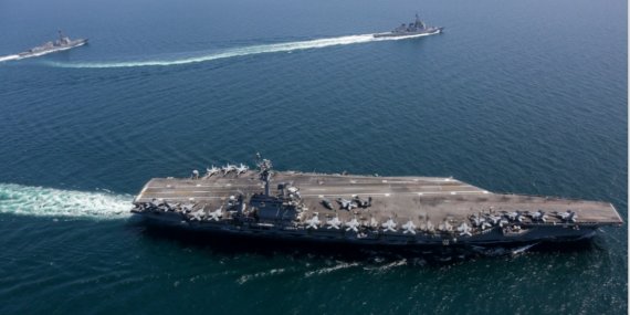 2022년 4월 12일 동해에 진입한 미국 해군 니미츠급 항공모함의 5번함 USS 에이브러햄 링컨(CVN-72). 미 해군 발표에 따르면 니미츠급 항모는 탑재한 함재기를 하루 최대 230소티(1Sortie=항공기 1회 출격 횟수)로 4일간 연속 작전이 가능하다고 보고됐다. 한국군 합참의장이 미 항공모함에 오른 것은 지난 2017년 3월 12일로 당시 이순진 합참의장과 빈센트 브룩스 한미연합사령관이 한·미 연합훈련인 독수리 훈련에 참여 중인 미국 핵추진 항공모함 칼빈슨호를 방문, 작전 현황을 점검한 바 있다. 사진=미 해군(U.S. 