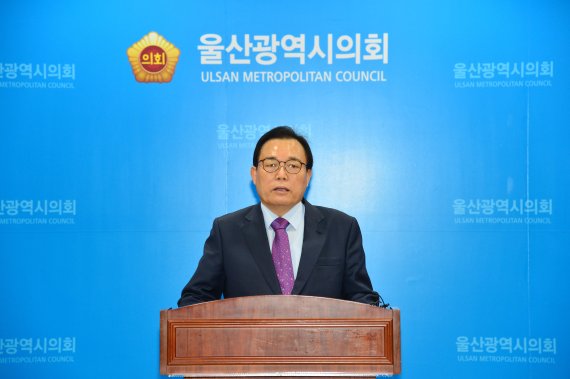 [울산=뉴시스] 박수지 기자 =국민의힘 이채익 의원이 14일 울산시의회 프레스센터에서 울산 부유식 해상풍력 비리 의혹에 대한 기자회견을 가졌다. 2022.04.14. (사진=울산시의회 제공) photo@newsis.com *재판매 및 DB 금지