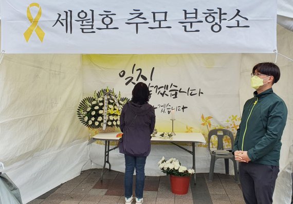 한 울산시민이 울산 롯데호텔 앞에 마련된 세월호 참사 8주기 추모 분향소에서 헌화하고 있다.(독자 제공) 2022.4.14 /사진=뉴스1