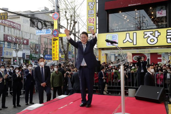 [포항=뉴시스] 인수위사진기자단 = 윤석열 대통령 당선인이 11일 오후 경북 포항 북구 죽도시장에서 환영 나온 시민들을 향해 인사하고 있다. 2022.04.11. photo@newsis.com