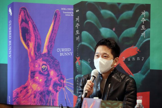 [서울=뉴시스] 박진희 기자 = 인터내셔널 부커상 최종 후보 '저주토끼' 번역가 안톤 허가 14일 서울 중구 프레스센터에서 기자간담회를 하고 있다. 2022.04.14. pak7130@newsis.com