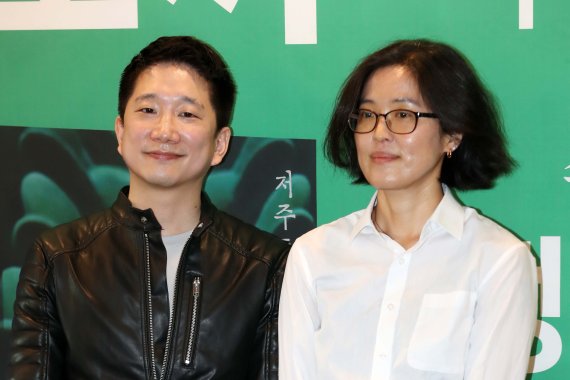 [서울=뉴시스] 박진희 기자 = 인터내셔널 부커상 최종 후보 '저주토끼'의 작가 정보라와 번역가 안톤 허가 14일 서울 중구 프레스센터에서 기자간담회를 하고 있다. 2022.04.14. pak7130@newsis.com