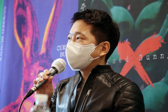 [서울=뉴시스] 박진희 기자 = 인터내셔널 부커상 최종 후보 '저주토끼' 번역가 안톤 허가 14일 서울 중구 프레스센터에서 기자간담회를 하고 있다. 2022.04.14. pak7130@newsis.com