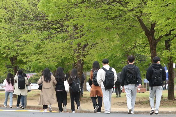 아침 기온이 10℃ 안팎으로 내려가며 쌀쌀한 날씨가 이어진 14일 오전 경북 경산시 영남대에서 두꺼운 옷을 챙겨 입은 학생들이 발걸음을 재촉하고 있다. 2022.4.14/뉴스1 © News1 공정식 기자