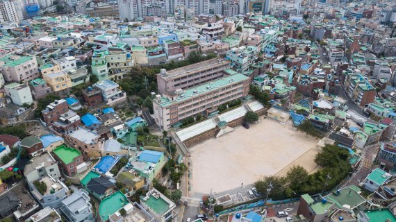 2018년 폐교된 부산 동구 좌천초등학교와 그 일대 모습.(동구 제공)© 뉴스1